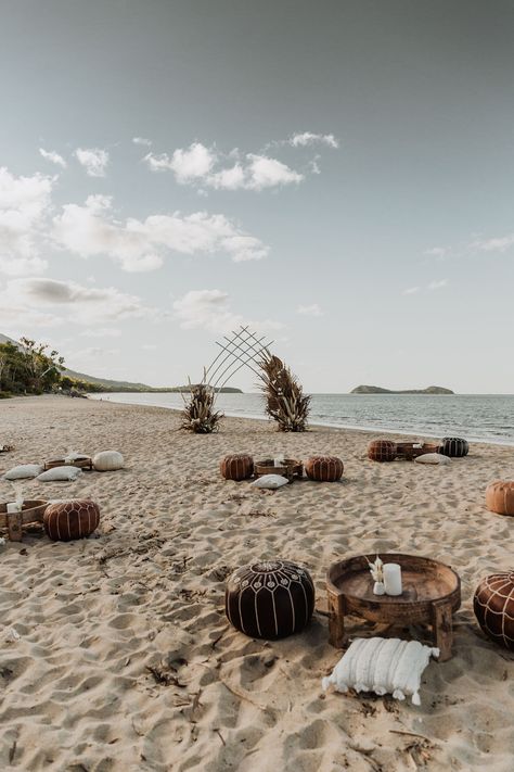 Creative wedding ceremony seating on the beach. Photo: @theseitterwoodhouse_weddings Beach Micro Wedding, Micro Wedding Ceremony, Beach Wedding Arch, Wedding Ceremony Seating, Tulum Wedding, Boho Beach Wedding, Wedding Beach Ceremony, Beach Wedding Photography, Ceremony Seating