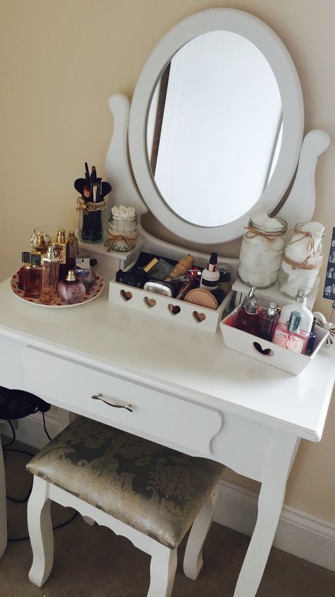 Dressing Table Organization, Dressing Table Ideas Organizations, Dressing Table Inspo Aesthetic, Aesthetic Dressing Table Decor, Cute Dressing Table, Aesthetic Dressing Table Ideas, How To Organise Your Dressing Table, Aesthetic Dressing Table, Dressing Table Aesthetic