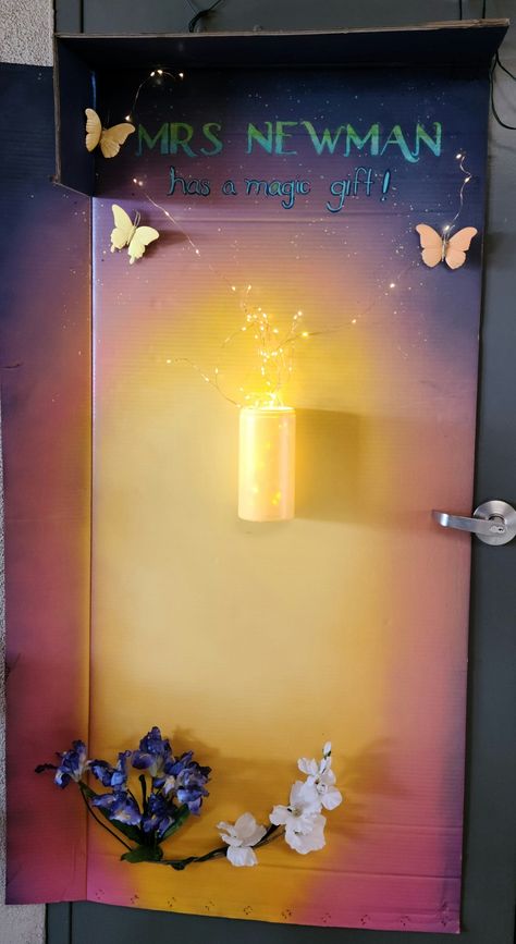 Ombre background with night sky on the outer edges moving into bright yellow where there is a 3D Miracle Candle illuminated with battery operated fairy lights Encanto Classroom Theme, Encanto Door Decoration, Encanto Classroom, Encanto Door, Teacher Appreciation Door, Teacher Appreciation Week Themes, Teacher Appreciation Doors, Door Dash, Door Crafts