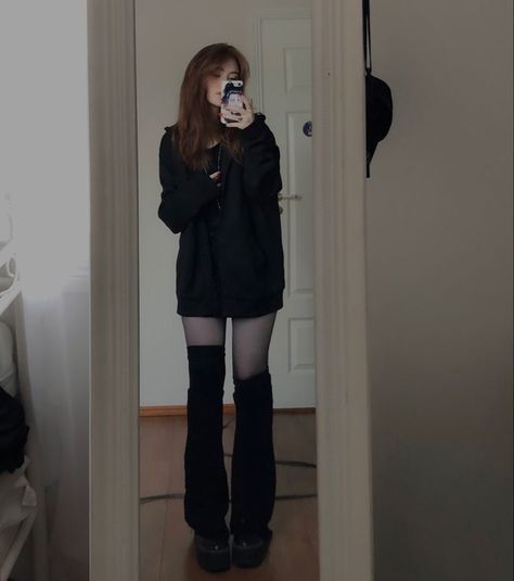 Glam Goth Outfits, Goth Outfits Winter, Simple Goth Outfit, Goth Outfits Casual, Kiss Clothes, Goth Outfit Inspo, Goth Outfit, Alt Clothes, Old Fashion Dresses