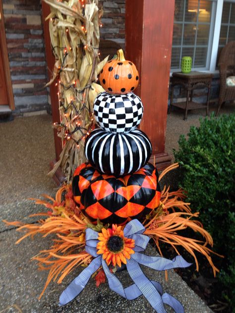 Halloween black, white and orange painted pumpkin topiary Pumpkin Topiary Ideas, Fall Pumpkin Topiary, Topiary Ideas, Dekorasi Halloween, Decorative Pumpkins, Halloween Front Porch Decor, Pumpkin Topiary, Labu Halloween, Halloween Pumpkins Painted