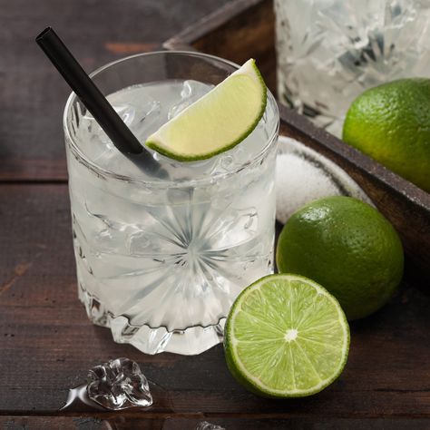 35 Easy Mixed Drinks Anyone Can Master I Taste of Home Basic Bar Drinks, Vodka Gimlet, Martini Recipes Vodka, Easy Mixed Drinks, Bartender Drinks, Vodka Brands, Vodka Soda, Dry Martini, Pineapple Rum