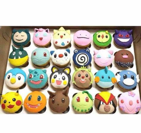 How cool are these!!! Anyone know where to get them? Cupcakes Pokemon, Bolo Pikachu, Gateau Harry Potter, Pokemon Cupcakes, Deco Cupcake, Pokemon Birthday Cake, Pokemon Cake, Pokemon Birthday Party, Poke Cakes