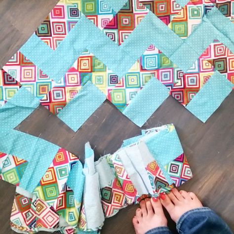 Super Easy Zig Zag Colorful Quilt Zigzag Quilt, Zig Zag Quilt, Colorful Quilt, String Quilt, Quilt Square Patterns, Cute Quilts, Jellyroll Quilts, Colorful Quilts, Bee Crafts