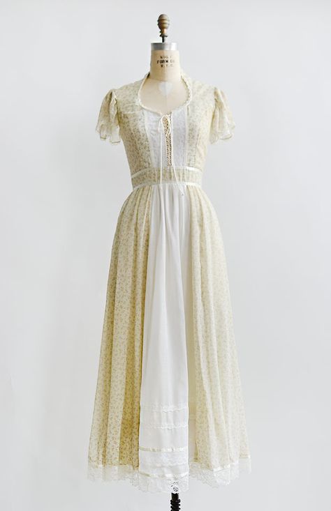 vintage 1970s cream floral Gunne Sax boho dress Vintage Wedding Dress 1970s, 1970 Dress, Vintage Inspired Clothing, Sax Dress, Gunne Sax Dress, Vintage Wedding Dress, Adored Vintage, Vintage Inspired Outfits, Daily Living