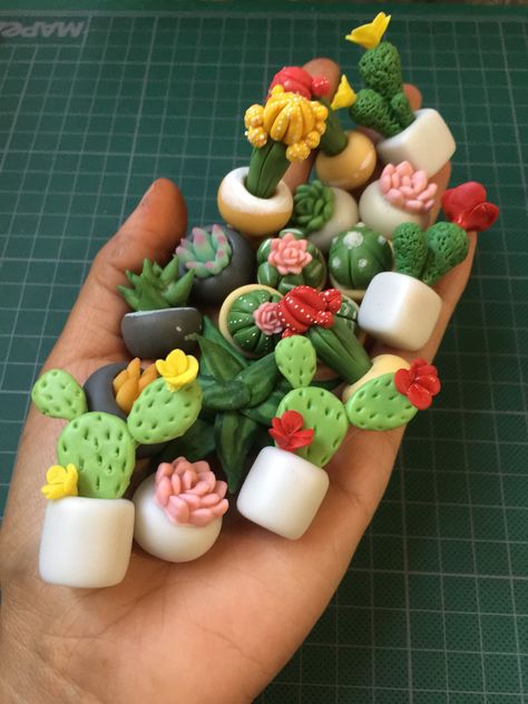 Clay Miniatures Diy, Clay Magnets Diy, Clay Magnet Ideas, Polymer Clay Cactus, Sunflower Paper Craft, Cactus Clay, Card For Love, Polymer Clay Cute, Magnets Diy