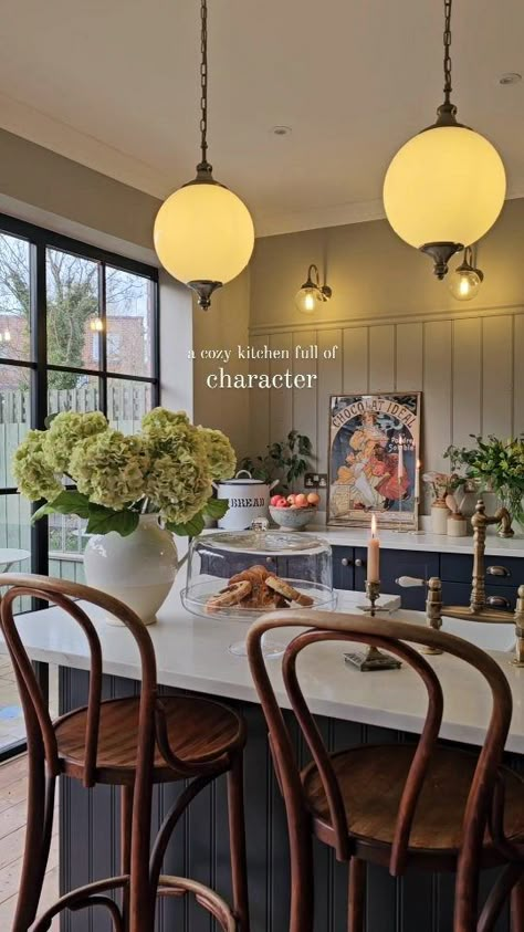 Elle Hervin (@elle_the_home_bird) • Instagram photos and videos Chic Home Interior, Dining Room Parisian, Vintage French Home Decor, French Bistro Inspired Kitchen, Bar Stool Aesthetic, Elle The Home Bird, Easy Apartment Upgrades, Homey Kitchen Aesthetic, Dining Room Table Styling