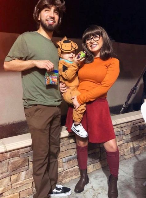 Shaggy And Velma, Family Themed Halloween Costumes, Meme Costume, First Halloween Costumes, Diy Couples Costumes, Themed Halloween Costumes, Baby Kostüm, Halloween Costumes For 3, Diy Halloween Costumes For Kids