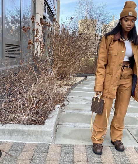 Women Carhartt Outfits, Carhartt Outfit Woman, Brown Beanie Outfit, Carhartt Street Style, Carhartt Women's Outfit, Carhartt Outfits, Carhartt Outfit, Divinely Guided, Women Carhartt