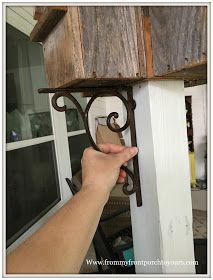 Diy Rustic Birdhouse, Birdhouse Post Ideas, Birdhouse Stands, Birdhouse Stand, Birdhouse Pole, Birdhouse Post, Birdhouse Diy, Diy Bird Houses, Old Fence Boards