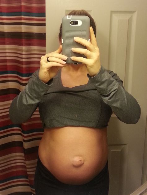 24 weeks pregnant belly shot (I found out I have an umbilical hernia.) 33 Weeks Pregnant Belly, 33 Weeks Pregnant, 24 Weeks Pregnant, 31 Weeks Pregnant, Natural Birth, Pregnant Belly, Mirror Selfie, Crop Tops, Women's Top