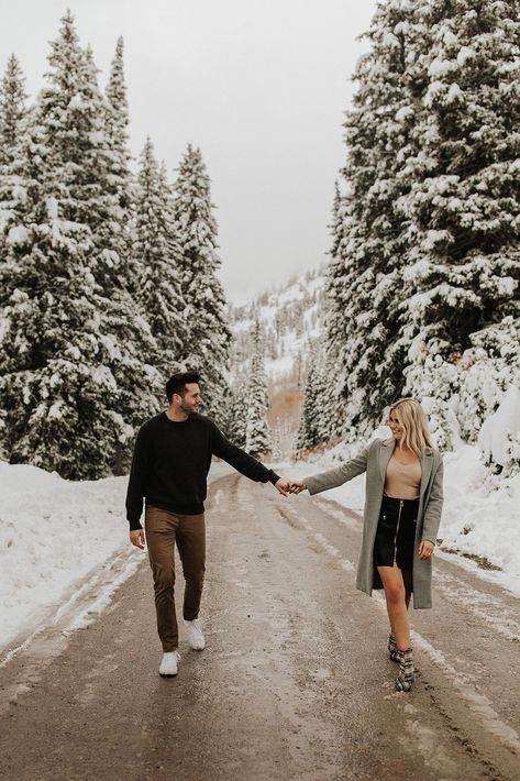 Snow Couple Photoshoot Photo Ideas, Engagement Shoot Winter, Winter Engagement Photos Snow, Engagement Pictures Winter, Winter Couple Pictures, Winter Engagement Shoot, Winter Engagement Photos Outfits, Couple Photography Winter, Snow Engagement Photos