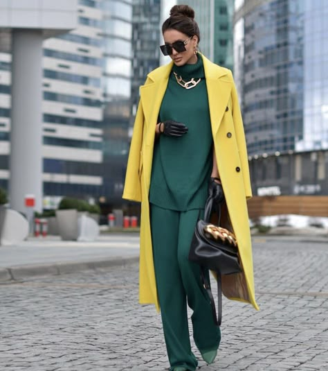 Modest Fall Fashion 2023, Winter Coat Outfits, Monochromatic Fashion, Stylish Coat, Yellow Outfit, Trendy Fall Outfits, Classy Work Outfits, Fashion Photography Inspiration, Fall Fashion Outfits