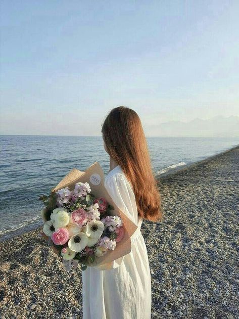 Photoshoot Bouquet, Beach Scene Painting, Girl Iphone Wallpaper, Girl With Flowers, Picnic Inspiration, Cute Birthday Pictures, Beautiful Photoshoot Ideas, Creation Photo, Flower Photoshoot