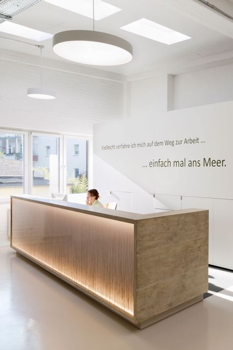 Reception Desk Built Into Wall, Architectural Reception Desk, Oak Reception Desk, Healthcare Reception Desk, White Oak Reception Desk, Built In Reception Desk, Natural Wood Reception Desk, Welcome Desk Design, Curved Reception Desk Design