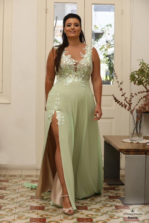 Plus Size Gowns Formal, Studio Levana, Plus Size Evening Gown, Family Pool, Sukienki Plus Size, Plus Size Gowns, Evening Dresses Plus Size, Plus Size Fashion For Women, Plus Size Wedding