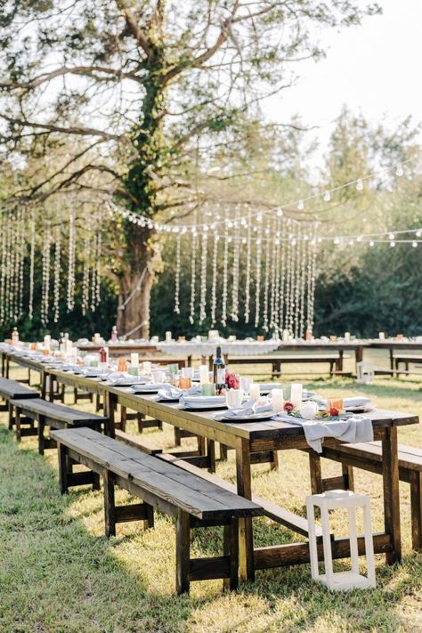 Low Cost Backyard Wedding, Cheap Garden Wedding Ideas, Bbq Wedding Table Setting, Outdoor Wedding Seating Ideas Cheap, Simple Backyard Wedding Reception, Backyard Wedding Budget, Backyard Wedding Dress Simple, Backyard Wedding Bbq, Diy Outdoor Lanterns