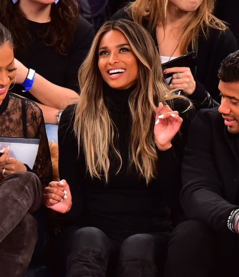 Ciara and Russell Wilson at Knicks Game February 2016 Basketball Date, Long Hair Ombre, Rose Brunette, Brown Skin Blonde Hair, Balayage Honey, Brunette Hair Color With Highlights, Ciara Hair, Fall Highlights, Ciara And Russell Wilson