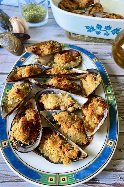 Classic Italian Stuffed Mussels (Cozze Gratinate) - Recipes from Italy Stuffed Mussels, Italian Seafood Pasta, Amaretti Cookie Recipe, Osso Buco Recipe, Recipes From Italy, Polenta Cake, Wine Cookies, Limoncello Recipe, Calamari Recipes