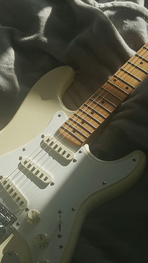 E Guitar Aesthetic, Music Green Aesthetic, Wallpaper Gitar, Guitar Aesthetic Wallpaper, Electric Guitar Wallpaper, Wallpaper Guitar, Gitar Vintage, Guitar Wallpaper, Aesthetic Guitar