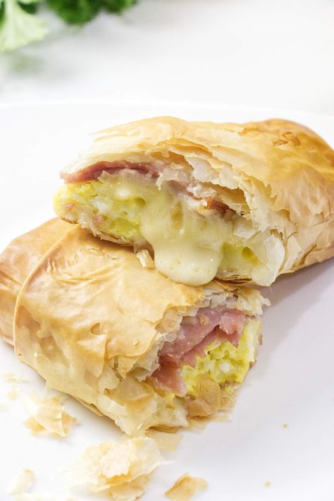 breakfast burrito wraps  made with a flaky phyllo dough and stuffed with ham, eggs, and cheese. Phyllo Breakfast, Cheese Breakfast Ideas, Philo Dough, Cream Cheese Breakfast, Phyllo Dough Recipes, Phyllo Recipes, Eggs And Cheese, Dough Ideas, Banana Blueberry Muffins