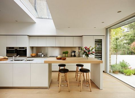 Elegant white Scandinavian Style kitchen with skylight | marble and wood accent surfaces Dapur Skandinavia, Modern Scandinavian Kitchen, Bulthaup Kitchen, Scandinavian Kitchens, Model Dapur, Island Counter, Scandinavian Kitchen Design, Kabinet Dapur, Farmhouse Kitchen Tables