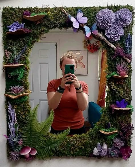 Enchanted Mirror Diy, Fairy Mirror Diy, Mirror Craft Ideas, Decorated Mirror Diy, Mushroom Mirror, Fairy Mirror, Forest Mirror, Moss Mirror, Amber Christmas