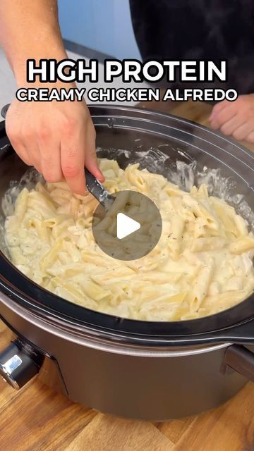 The Healthy Boom on Instagram: "High Protein Creamy Chicken Alfredo🍝🔥 62g Protein Meal Prep💪🏼  (Macros: Per Serving - 8 Total) 550 Calories 48gC | 10gF | 62gP  Ingredients: 960g Diced Skinless & Boneless Chicken Breast (raw weight) 1 Lemon (juiced) 1 Tsp Garlic Powder, 1 Tsp Onion Powder, 1.5 Tsp Italian Herb Seasoning, 1 Tsp Salt, 1 Tsp Black Pepper 1 Diced Onion 4 Diced Garlic Cloves 90g Freshly Grated Parmesan Cheese 250ml Chicken Stock 640g Pasta (dry weight - Vetta Smart Penne Pasta)  Protein Alfredo Sauce: 500g Low Fat/Fat Free Cottage Cheese 50g Light Cream Cheese 100ml Milk 45g Parmesan Cheese 1 Tsp Italian Herb Seasoning  Don’t forget to check out my digital cook books with over 200 delicious & easy recipes like these! 📖👨🏻‍🍳  Important Notes: If at any point the Alfredo sa Sunflower Reef, Protein Alfredo Sauce, Protein Alfredo, Pasta Protein, Creamy Chicken Alfredo, Protein Meal Prep, Protein Pasta, High Protein Low Calorie, Protein Meal