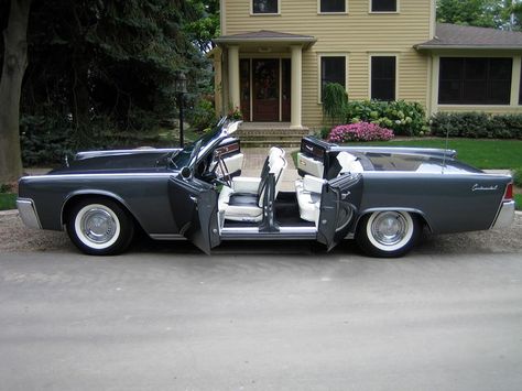 1961 Lincoln Continental Convertible Edsel Ford, Lincoln Motor Company, Lincoln Motor, Lincoln Cars, Ford Lincoln Mercury, American Classic Cars, Lincoln Continental, Old Car, Rat Rods