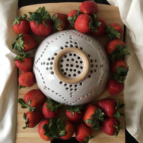 Porcelain Pottery Handmade, Pottery Pot Ideas, Diy Ceramic Bowl, Ceramic Strainer, Ceramic Strainer Handmade, Berry Bowl Pottery, Clay Berry Bowl, Berry Bowl Ceramic Pottery, Berry Bowls Pottery