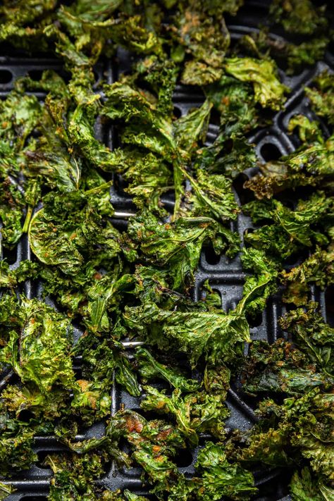 Air Fryer Kale Chips Air Fryer Kale, Air Fryer Chips, Kale Crisps, Kale Chip Recipes, Kale Quinoa Salad, Roasted Red Pepper Soup, Kale Caesar Salad, Cream Of Broccoli Soup, Red Pepper Soup