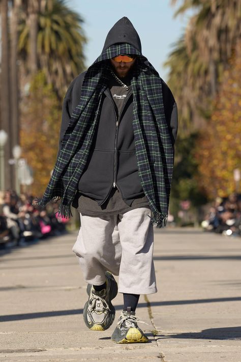 Balenciaga Pre-Fall 2024 Fashion Show | Vogue Balenciaga Outfit Men, Balenciaga Outfit Mens, Balenciaga Street Style, Balenciaga Aesthetic, Balenciaga Runway, Balenciaga Outfit, Balenciaga Style, Balenciaga Fashion, Elite Fashion