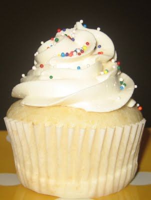 white wedding cupcake recipe Wedding Cake Recipe, Wedding Cakes With Cupcakes, Dessert Cupcakes, Yummy Cupcakes, Yummy Sweets, How Sweet Eats, Sweets Treats, Cupcake Recipes, Let Them Eat Cake