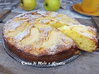 ​La Torta di Mele e Ricotta è un Dolce morbidissimo di Mele con l’aggiunta di Ricotta , una variante della classica Torta di Mele. Una Torta Sofficissima grazie alla presenza della Ricotta che rende la torta di mele ancora più squisita e fragrante al punto giusto, realizzata con ingredienti sani e genuini, ideale per la colazione, o per una merenda golosa. Un dolce Veloce con Ricotta che piacerà moltissimo a grandi e piccini.  Vediamo ora come preparare in poco tempo la Torta mele e Ricotta! Apple Ricotta, Pear Cake Recipes, Best Chocolate Desserts, Pear Cake, Ricotta Cake, Torte Cupcake, Apples And Cheese, Apple Desserts, Quick Desserts