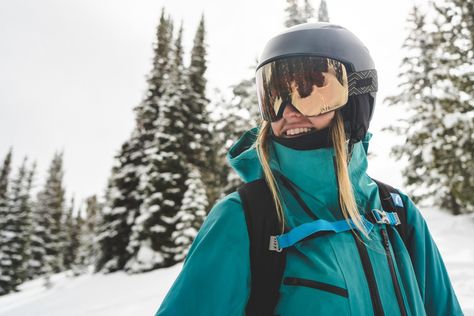 The Best Ski Helmets and Goggles of the Year. Solar-powered goggle lenses and helmets light enough for the backcountry. Ski Goggles Women Outfit, Ski Helmet Womens Outfit, Ski Goggles Aesthetic, Red Ski Jacket, Ski Magazine, Ski Bums, Helmet Light, Ski Helmet, Women Ski