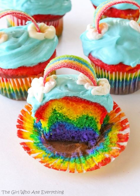 Rainbow+Cupcakes+-+Gorgeous+layers+of+the+rainbow+in+a+cupcake.+the-girl-who-ate-everything.com Rainbow Cupcakes Recipe, Cupcakes Bonitos, Blue Frosting, Rainbow Cupcakes, Rainbow Food, White Cake Mixes, Cute Cupcakes, Fun Cupcakes, Rainbow Birthday