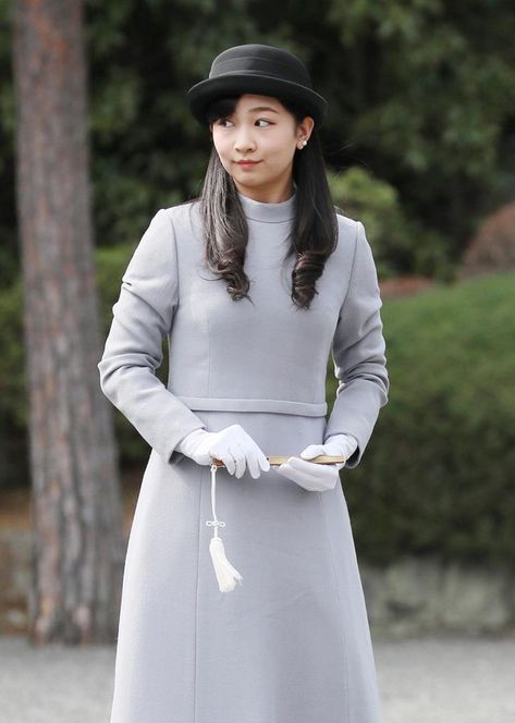 On March 25-19, Princess Kako reported her university graduation at the mausoleums of Emperor Showa and Empress Kojun at Musashi Imperial Graveyard in Hachiōji, Tokyo. 📸 Sankei, Jiji Princess Kako Of Akishino, Japanese Princess, Ethereal Essence, Slim Fit Suit Men, Beautiful Princess, Royal Outfits, Crown Princess Victoria, Princess Victoria, Royal Fashion