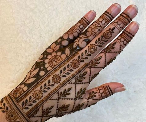 Best Latest Henna Mendhi Designs - Instagram Image:@mehndidesigns_collection - Easy Latest Henna Designs That You Can Copy - Back Hand Henna Designs - Simple Finger Henna Designs - Front Hand Henna Designs - Floral Henna Designs - Arabic Henna Designs - Bridal Henna - Latest Wedding Henna - Mendhi Designs - Modern Henna Design - Indian Henna - Cute Henna Designs - #henna #mendhi #easyhennadesigns #bridalhenna Henna Styles, Stylish Mehndi Design, Beautiful Simple Mehndi Design, Mehndi Designs Simple, Front Mehndi Design, Latest Henna Designs, Mehndi Designs For Kids, Mehndi Design Pictures, Very Simple Mehndi Designs