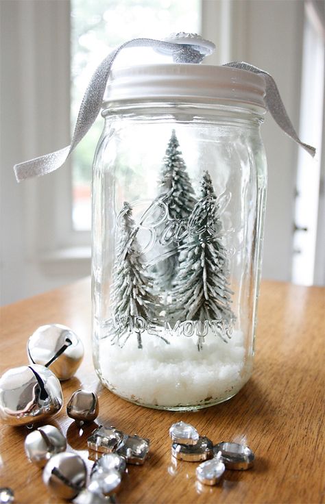 Four Holiday Mason Jar  - beautiful gifts for your friends and family! Holiday Mason Jar, Mason Jar Projects, Christmas Mason Jars, Mason Jar Crafts Diy, Mason Jar Gifts, Jolly Holiday, Epsom Salt, Jar Gifts, Mason Jar Diy