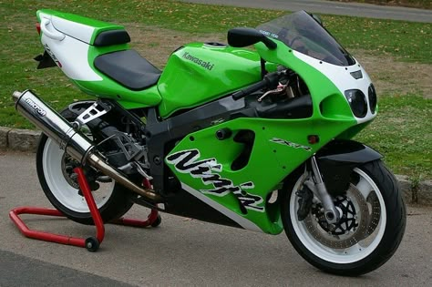 Kawasaki Bike, Kawasaki Zx7r, Kawasaki Bikes, Team Green, Super Bike, Al Andalus, Mopeds, Sports Bikes Motorcycles, Cute Nike Shoes