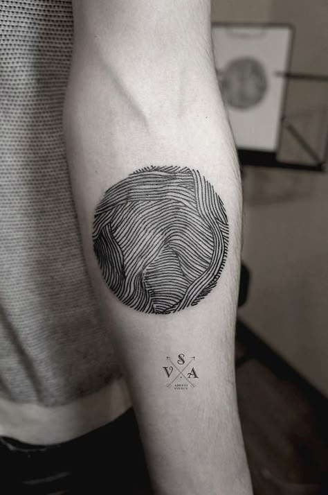 Circle Tattoo Design, Negative Space Tattoo, Master Tattoo, Circle Tattoo, Blackout Tattoo, Muster Tattoos, Space Tattoo, Line Work Tattoo, Finger Print