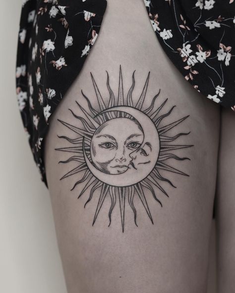 #moonandsun #moonandsuntattoo# Tattoo Pierna, Sun Tattoo, Dainty Tattoos, Tattoos And Piercings, Hair Inspiration, Body Art, Tattoo Ideas, Piercings, Moon