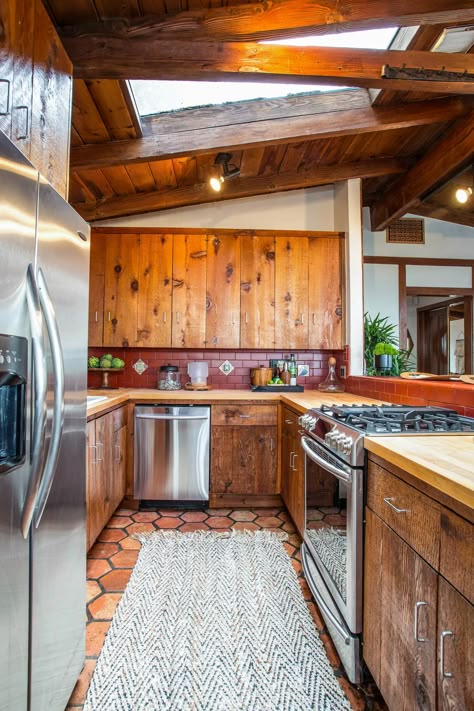 Hollywood Hills home meshes cabin vibes with midcentury flair for $1.2M - Curbed LA Mid Century Cabin, Modern Log Cabin, Hollywood Hills Homes, Cabin Vibes, Welcome To My House, Cabin Kitchens, Tiny House Cabin, Modern Cabin, Hollywood Hills