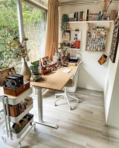 Desk Setup Ideas, Beautiful Office Spaces, New Desk, Art Studio Space, Creative Journaling, Setup Ideas, Cosy Corner, Workspace Inspiration, Tiny Apartment