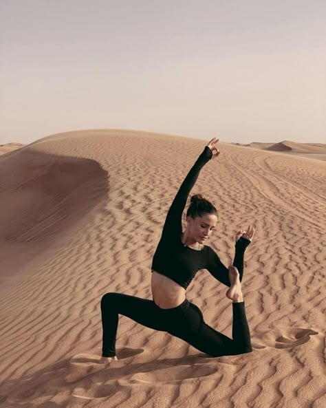 Yoga in the desert Poses In Desert, Desert Yoga, Poses In Nature, Beautiful Desert, Wellness Retreat, Desert Vibes, Practice Yoga, Mindset Motivation, Yoga Everyday