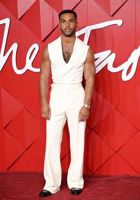 The Fashion Awards 2023 Presented by Pandora - Arrivals White Gala Outfit Men, Men’s Fashion Red Carpet, Men White Outfit, Men Birthday Outfit, Suits Black Men, White Suit Outfit, Birthday Outfit Men, White Suit Men, White Outfit Men