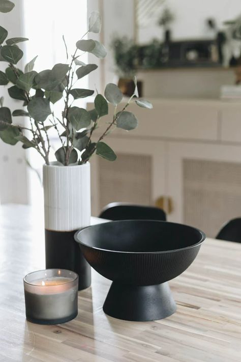 Dining Centerpiece Ideas, Modern Diy Decor, Modern Diy Home Decor, Diy Leather Pulls, Modern Vases Decor, Spray Paint Vases, Diy Pedestal, Textured Spray Paint, Console Table Styling