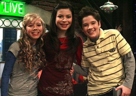 miranda cosgrove i carly tv show sea 4 photos | cute pic!! - Nathan Kress Photo (15631384) - Fanpop fanclubs I Carly, Icarly Cast, Miranda Cosgrove Icarly, Carly Shay, Everything About Him, Freddie Benson, Icarly And Victorious, Nathan Kress, Victorious Cast