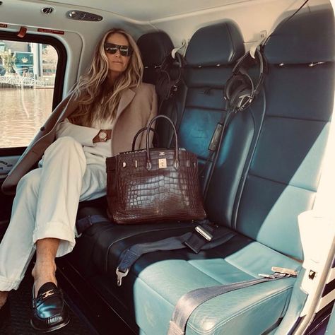 Elle Macpherson on Instagram: “On the road again ... @businesschicks - @filomena_makeup ( and @welleco trusted hydrator bottle peaking out of bag )” Elle Mcpherson Style, Elle Macpherson Diet, Elle Macpherson Style, Elle Mcpherson, Rich Mom, Curated Wardrobe, Hermes Birkin 35, Elle Macpherson, Australian Models