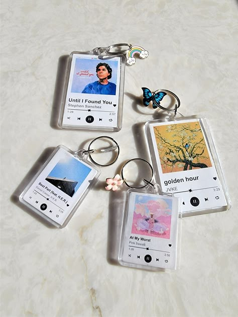 Spotify Keychain Template, Spotify Song Keychain, Resin Gift Ideas For Men, Spotify Keychain Diy, Resin Keychain For Men, Paper Keychain, Couple Memories, Song Keychain, Spotify Keychain